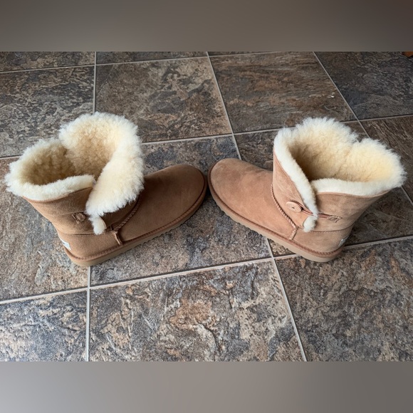UGG Bailey Button Pull On Boots- Chestnut Tan, Big Kid’s Size 6 - Picture 1 of 11